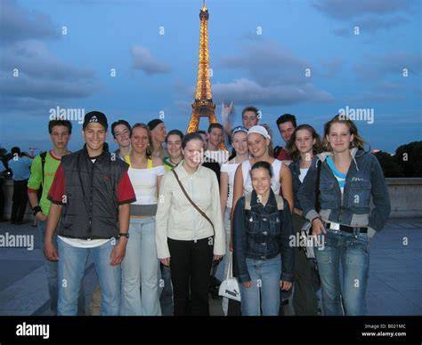 Tour Eiffel et jeunes étudiants en France