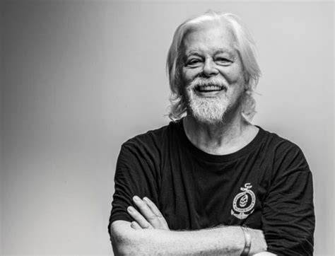 Portrait de Paul Watson et banderole Free Paul Watson