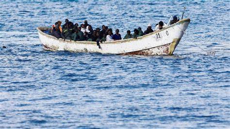 bateau surpeuplé transportant des émigrants