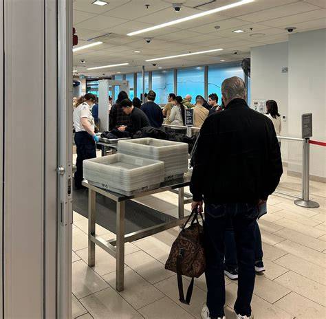 Contrôle identité passagers aéroport français