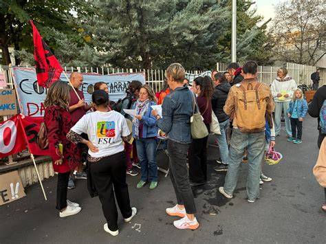 Mobilisation devant un collège à Châteauroux