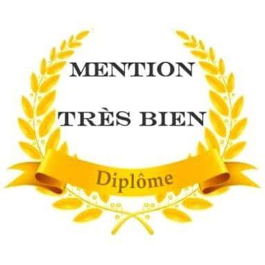 élève recevant diplôme mention très bien