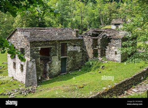 village portugais de montagne maisons abandonnées