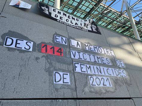 Femmes exilées devant la gare d’Amiens