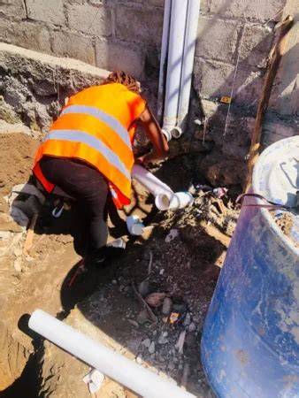Femme plombière syrienne réparant une canalisation