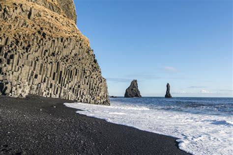 Plage noire Reynisfjara et falaises basaltiques
